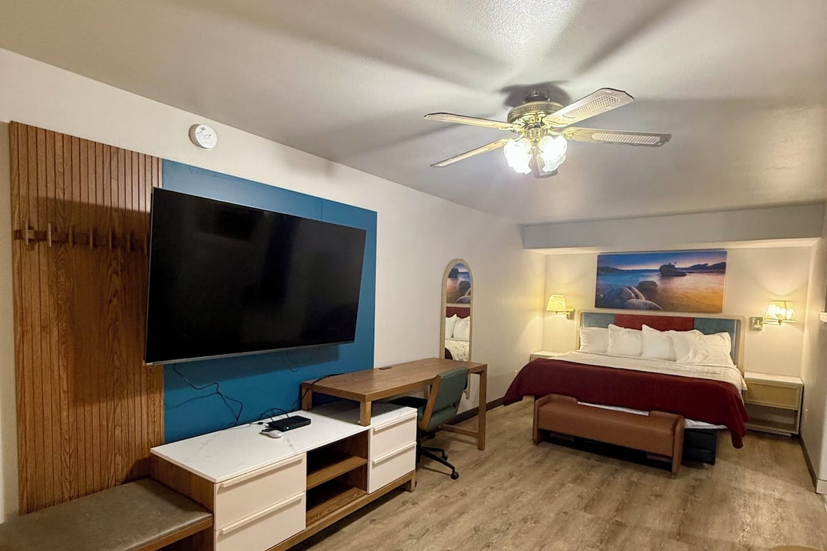 Schreibtisch, Verdunkelungsvorhänge, kostenloses WLAN