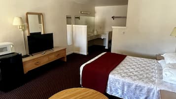 Standard Room, 1 Queen Bed | Desk, blackout drapes, free WiFi
