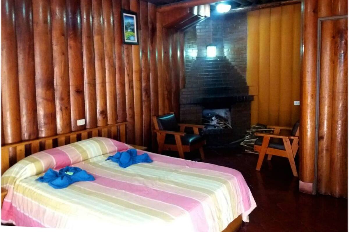 Wifi gratis, muebles diferentes y ropa de cama 