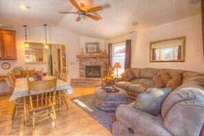 TV, caminetto, impianto stereo