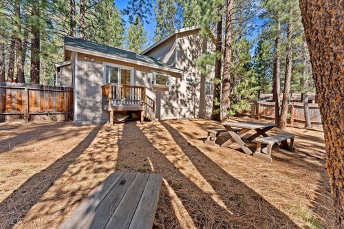 Pine Haven | Backyard | BBQ | Pet Friendly