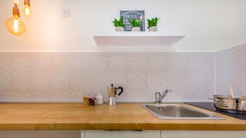 Refrigerador, parrilla de estufa, cafetera y tetera y tetera eléctrica
