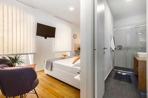 1 chambre, bureau, fer et planche à repasser, lit parapluie