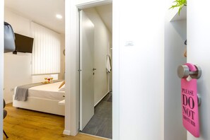 1 chambre, bureau, fer et planche à repasser, lit parapluie