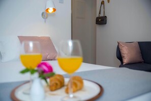 1 slaapkamer, een bureau, een strijkplank/strijkijzer, reisbedje