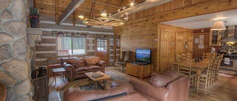 Televisión y chimenea