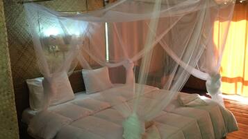 Habitación romántica doble, 1 cama de matrimonio grande, vistas al mar, frente al mar | Decoración individual y ropa de cama