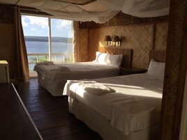 Habitación cuádruple panorámica, 2 camas de matrimonio, vistas al mar, frente al mar | Decoración individual y ropa de cama