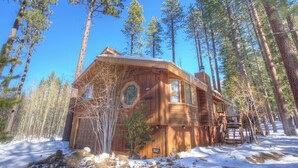 A wooden cabin surrounded by tall pine trees in a snowy forest. - Aspen View Lodge | BBQ | 2 Miles from Heavenly Ski (South Lake Tahoe)