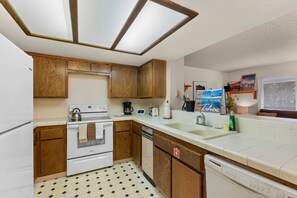 冷蔵庫、電子レンジ、オーブン、コンロ