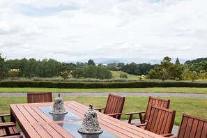 Outdoor dining - Doolan's Country Retreat - Adults Only (Hamurana)