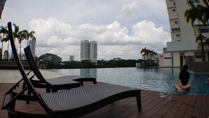 An infinity pool - 5MINS TO CIQ/CITYSQUARE!! Balcony with lovely view (Johor Bahru)