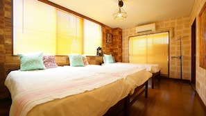 Apartamento básico, 3 quartos | Cofres nos quartos, individualmente decorados