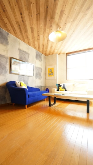 Apartamento básico, 3 quartos | Área de estar | TV de tela plana, lareira