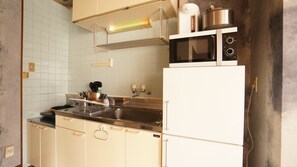 Basic Apartment, 3 Bedrooms | Private kitchenette