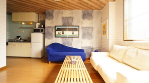 Basic Apartment, 3 Bedrooms | Living room