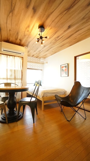 Apartamento básico, 1 quarto | Cofres nos quartos, individualmente decorados