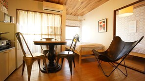 Apartamento básico, 1 quarto | Cofres nos quartos, individualmente decorados