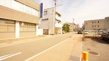 Bagian depan properti - sore/malam