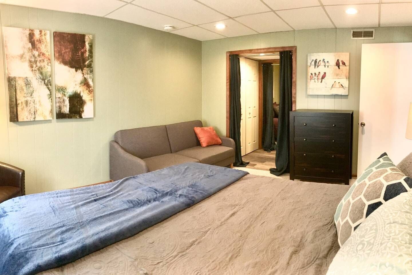 2 bedrooms, iron/ironing board, free WiFi, bed sheets