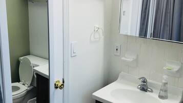 Combined shower/bathtub, hair dryer, towels, soap