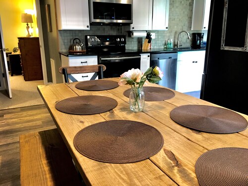 Private and secluded nature setting - 10 Minutes From Everything!