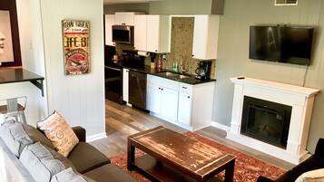 Una Smart TV, una chimenea, libros