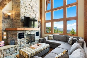 Smart TV, chimenea, futbolito y libros 