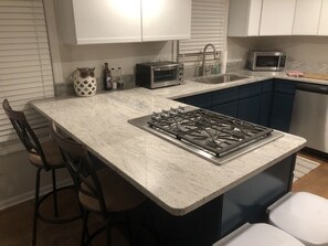 ثلاجة، ميكروويف، فرن، موقد طهي مسطح