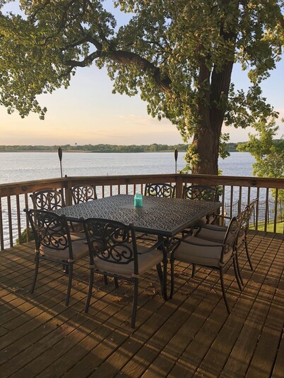 Stunning views and amazing sunsets at the lake!