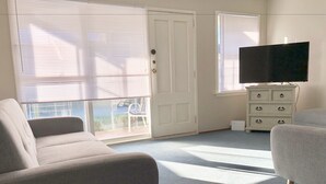 Apartment, 2 Bedrooms, Private Bathroom | Living room