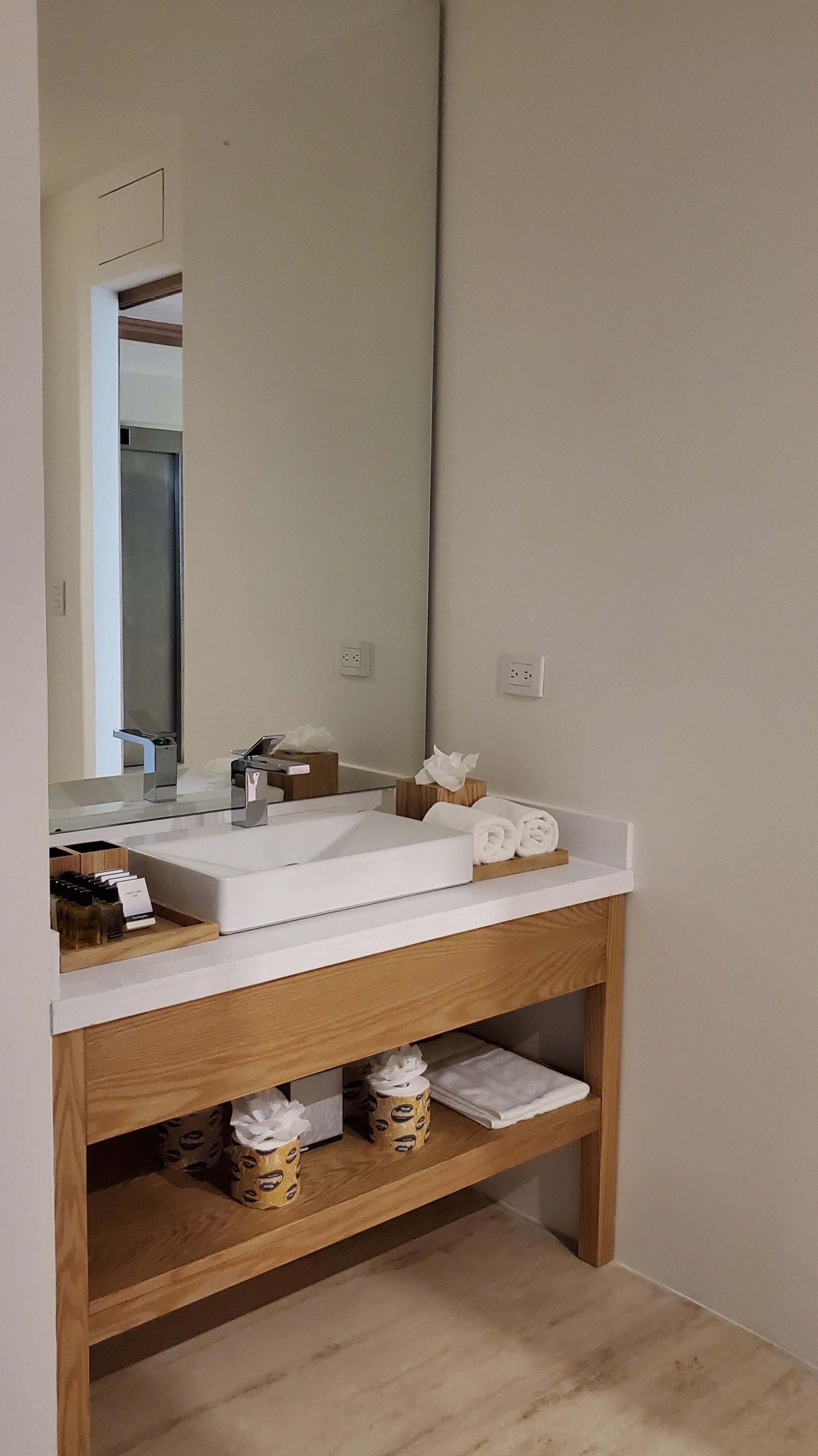 standard room (no view & no balcony) | bathroom sink