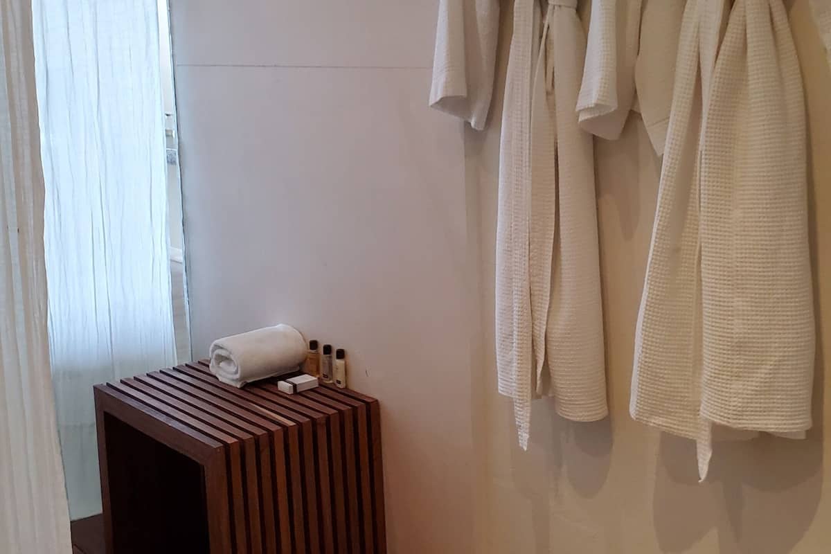 executive -fourth floor king | bathroom | shower, rainfall showerhead, free toiletries, hair dryer