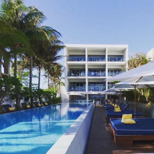 室外游泳池，日光浴躺椅