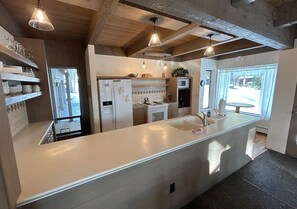 Jääkaappi, mikroaaltouuni, uuni, liesi