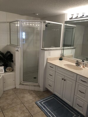 Badewanne, Whirlpool, Haartrockner, Handtücher