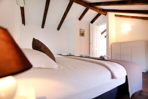 3 chambres, fer et planche à repasser, Wi-Fi, draps fournis
