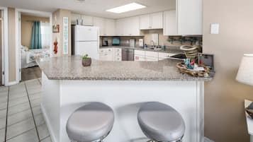 Køleskab, mikrobølgeovn, ovn, kogeplade