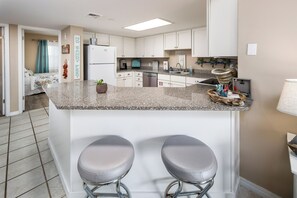 Kylskåp, mikrovågsugn, ugn och spishäll