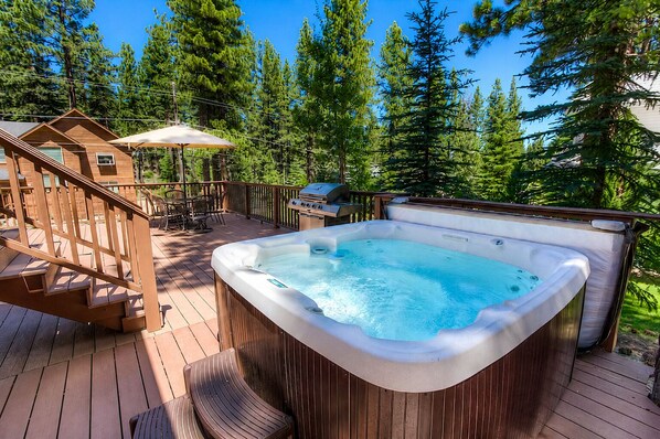 Outdoor spa tub