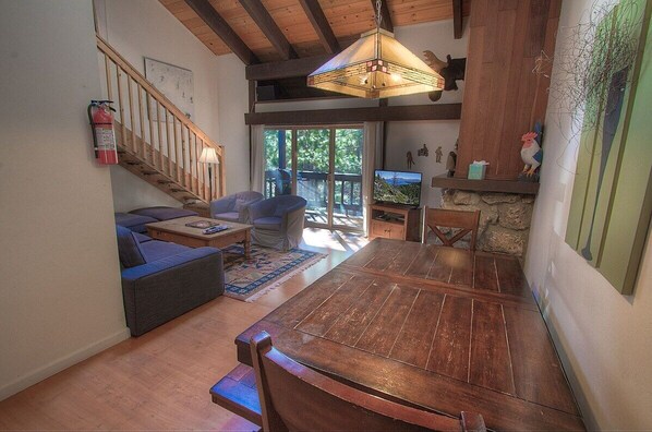 Televisión y chimenea 