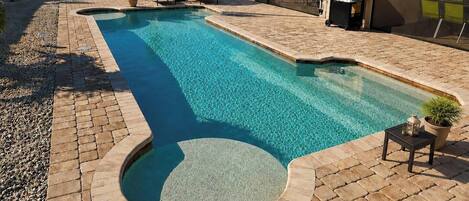 Opvarmet pool, en pool med baner, liggestole