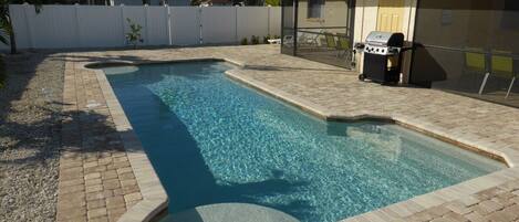 حمّام سباحة مُدفَّأ، بركة سباحة ضيّقة، مقاعد للتشمس