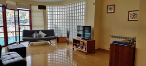 Smart TV, table football, ping pong, stereo