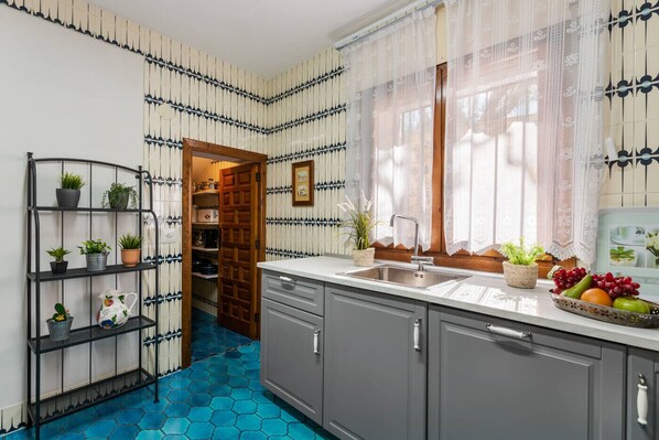 Een koelkast, een microgolfoven, een oven, een vaatwasser