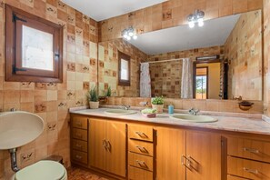 Bathtub, hair dryer, towels