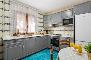 Een koelkast, een microgolfoven, een oven, een kookplaat