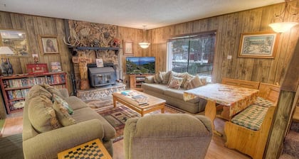 Bambi's Bunk House - Moderately Priced w/Pool Table, BBQ, FP. Walk to Restaurants (CYH1201)