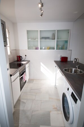Geladeira, micro-ondas, fogão, cooktop