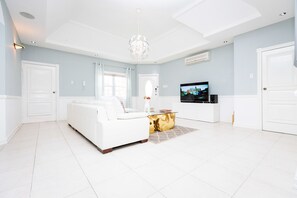 Interior - Sparkle Luxury (Kingston)